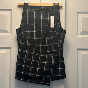 Black and White Sleeveless Top, Lined, with Clasp at Waist